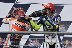 Podio: tercer lugar Valentino Rossi, de Yamaha Factory Racing y ganador Marc Márquez, Repsol Honda Team