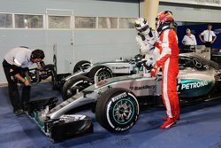 Ganador de la carrera Lewis Hamilton, Mercedes AMG F1 W06 y el segundo clasificado, Kimi Raikkonen, de Ferrari celebra en el parque cerrado