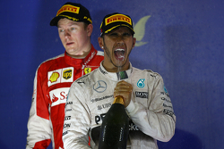 Kimi Raikkonen, Ferrari y Lewis Hamilton, Mercedes AMG F1