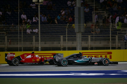 Nico Rosberg, Mercedes AMG F1 W06 y Sebastian Vettel, Ferrari SF15-T