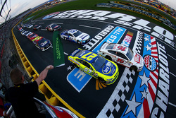 Partenza: Greg Biffle, Roush Fenway Racing Ford and Paul Menard, Richard Childress Racing Chevrolet
