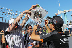 Sergio Perez, Sahara Force India F1, schreibt Autogramme für die Fans