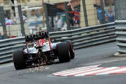 Daniel Ricciardo, Red Bull Racing RB11 saca chispas d su auto