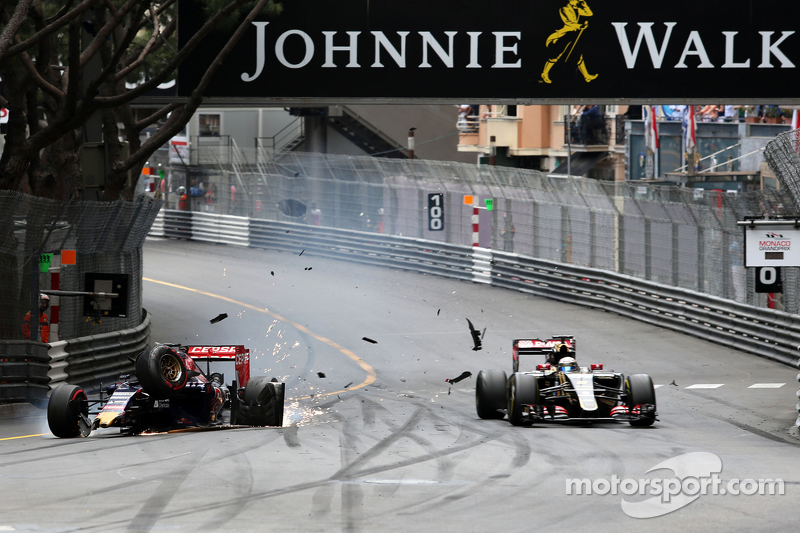 Max Verstappen, Scuderia Toro Rosso, crasht met Romain Grosjean, Lotus F1 Team