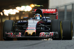 Carlos Sainz Jr., Scuderia Toro Rosso STR10 saca chispas
