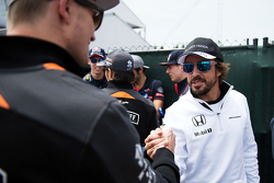 Fernando Alonso, McLaren con Nico Hulkenberg, Sahara Force India F1 en el desfile de pilotos