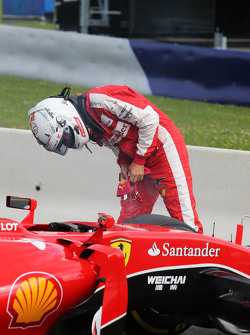 Sebastian Vettel, Ferrari SF15-T se para en el circuito en la práctica 1