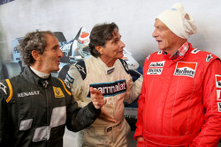 Alain Prost y Nelson Piquet con Niki Lauda, en el desfile de leyendas