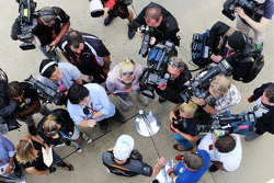 Nico Hulkenberg, Sahara Force India F1 con los medios