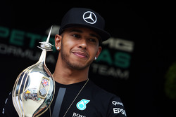 Lewis Hamilton, Mercedes AMG F1 riceve il Hawthorn Memorial Trophy.