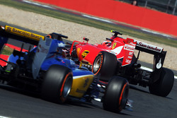 Kimi Raikkonen, Ferrari SF15-T lidera a Raffaele Marciello, Sauber C34 Piloto de pruebas y de reser
