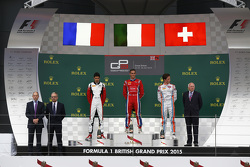 Podio: secondo posto Esteban Ocon, ART Grand Prix, il vincitore Kevin Ceccon, Arden International e