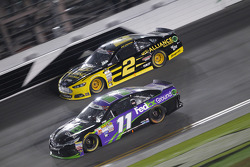 Brad Keselowski, Team Penske Ford y Denny Hamlin, Joe Gibbs Racing Toyota