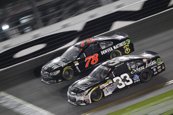 Martin Truex jr., Furniture Row Racing, Chevrolet, und Brian Scott, Richard Childress Racing, Chevro