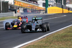 Nico Rosberg, Mercedes AMG F1 Team y Daniel Ricciardo, Red Bull Racing
