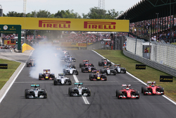 (I a D): Nico Rosberg, Mercedes AMG F1 W06; Lewis Hamilton, Mercedes AMG F1 W06; Sebastian Vettel, Ferrari SF15-T; and Kimi Raikkonen, Ferrari SF15-T al comienzo de la carrera