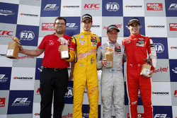 Prema Powerteam领队雷内·罗辛代表车队领奖