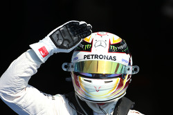 Lewis Hamilton, Mercedes AMG F1celebra su pole en el parc ferme