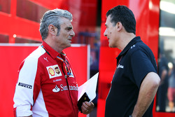 (da sinista a destra): Maurizio Arrivabene, Ferrari Team Principal con Federico Gastaldi, Lotus F1