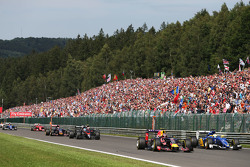 Daniil Kvyat, Red Bull Racing RB11 e Marcus Ericsson, Sauber C34 alla partenza della gara