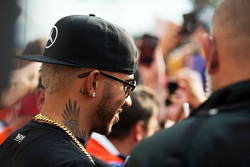 Lewis Hamilton, de Mercedes AMG F1 con el nuevo color de pelo rubio
