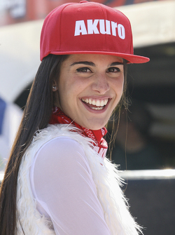 Hermosa chica de la parrilla