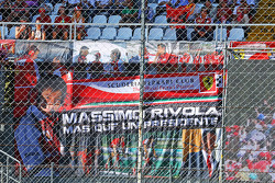Tifosi Ferrari con i cartelloni per Massimo Rivola, Ferrari Sporting Director