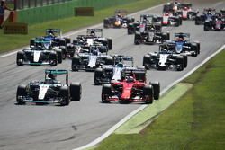 Lewis Hamilton, Mercedes AMG F1 W06, und Sebastian Vettel, Ferrari SF15-T, beim Rennstart