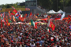 Fans en el podio