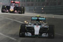 Nico Rosberg, Mercedes AMG F1 W06 met vonken
