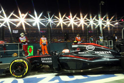 Jenson Button, McLaren MP4-30 verlaat de pits
