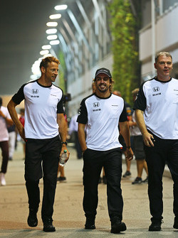 Jenson Button, McLaren con Fernando Alonso, McLaren y Dave Redding, McLaren Director deportivo