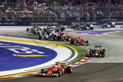 Sebastian Vettel, Ferrari SF15-T, in Führung nach dem Start