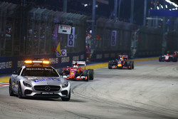 Sebastian Vettel, Ferrari SF15-T, führt hinter dem Safety-Car