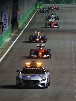 Sebastian Vettel, Ferrari SF15-T, führt hinter dem FIA Safety-Car