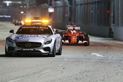 Sebastian Vettel, Ferrari SF15-T detrás del auto de seguridad de FIA