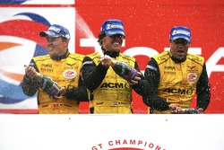 GT1组领奖台全场及组别冠军:让·丹尼斯·德莱特拉斯、法布里奇奥·格林、麦克·赫泽曼、马塞尔·法斯勒