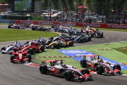 Start, Fernando Alonso, McLaren Mercedes, MP4-22 leads Lewis Hamilton, McLaren Mercedes, MP4-22, Felipe Massa, Scuderia Ferrari, F2007 and Kimi Raikkonen, Scuderia Ferrari, F2007