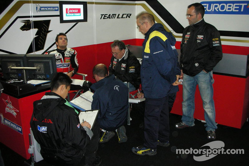Carlos Checa junto a Ramón Forcada en el box de LCR en 2007