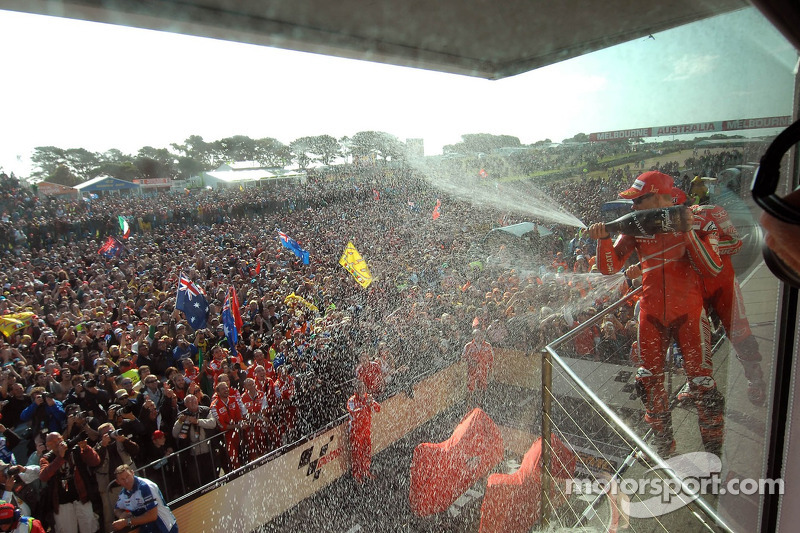 Podio: ganador de la carrera Casey Stoner