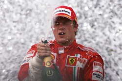 Podium: Sieger und Weltmeister Kimi Räikkönen