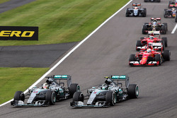 Lewis Hamilton, Mercedes AMG F1 W06 lidera la carrera al inicio