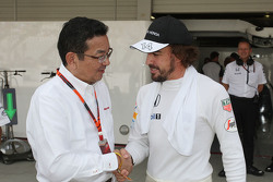 Takahiro Hachigo, CEO de Honda con Fernando Alonso, McLaren