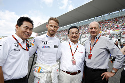 Jenson Button, McLaren, mit Yasuhisa Arai, Honda-Sportchef, und Takahiro Hachigo, Honda-Geschäftsfüh