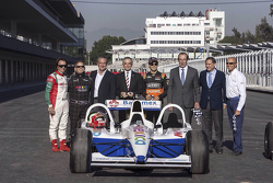 (Izq a Der) Emerson Fittipaldi, Héctor Rebaque, Miguel Angel Mancera Jefe de Gobierno Ciudad de México, Sergio Pérez Sahara Force India, Francisco Maass Director de Turismo de la CD de México, Alejandro Soberón Presidente de CIE y Jo Ramírez