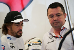 Fernando Alonso, McLaren, mit Eric Boullier, McLaren-Rennleiter