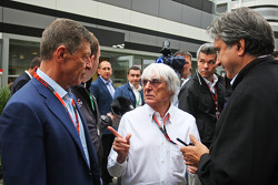 Dmitry Kozak, Ministro Adjunto ruso con Bernie Ecclestone y Pasquale Lattuneddu, de la FOM