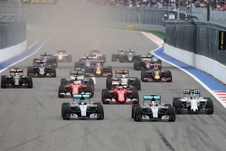 Start: Nico Rosberg, Mercedes AMG F1 vor Teamkollege Lewis Hamilton, Mercedes AMG F1