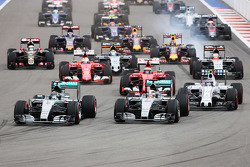 Start: Nico Rosberg, Mercedes AMG F1 vor Teamkollege Lewis Hamilton, Mercedes AMG F1