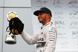 1. Lewis Hamilton, Mercedes AMG F1, feiert auf dem Podium